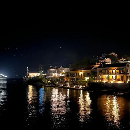 Seaside Ground Floor Elegant In Fiskardo! 20 Steps From Zavalata Beach! Lägenhet