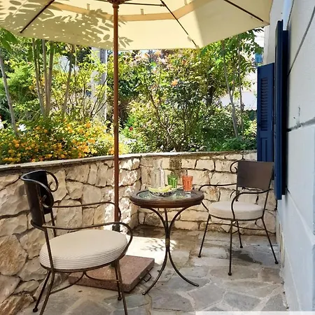 Seaside Ground Floor Elegant In Fiskardo! 20 Steps From Zavalata Beach! Apartament