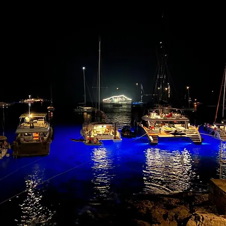 Seaside Ground Floor Elegant In Fiskardo! 20 Steps From Zavalata Beach! *